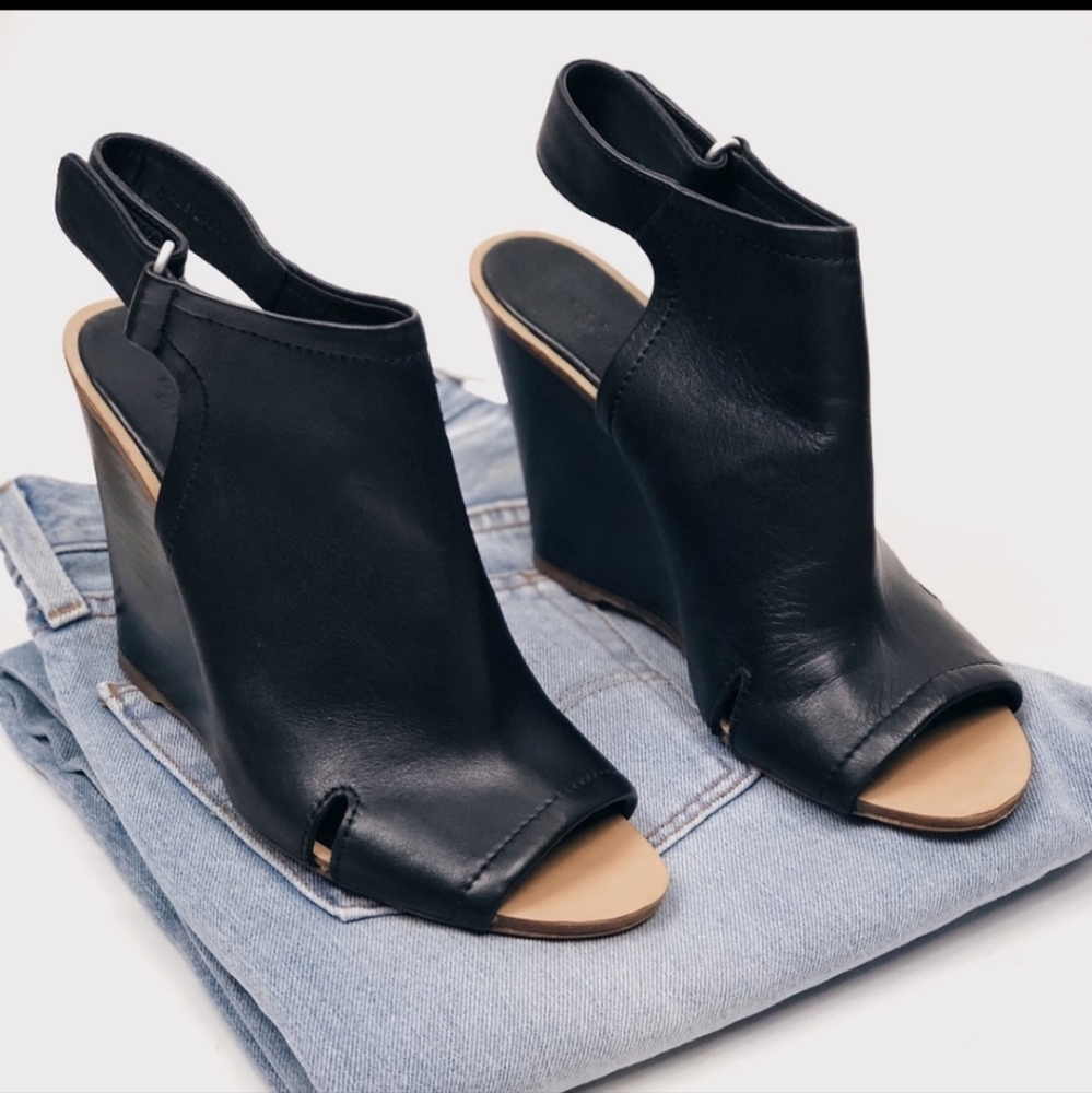 50$ if you bundle 3 or more items! Rag & Bone leather wedges retails at 495$